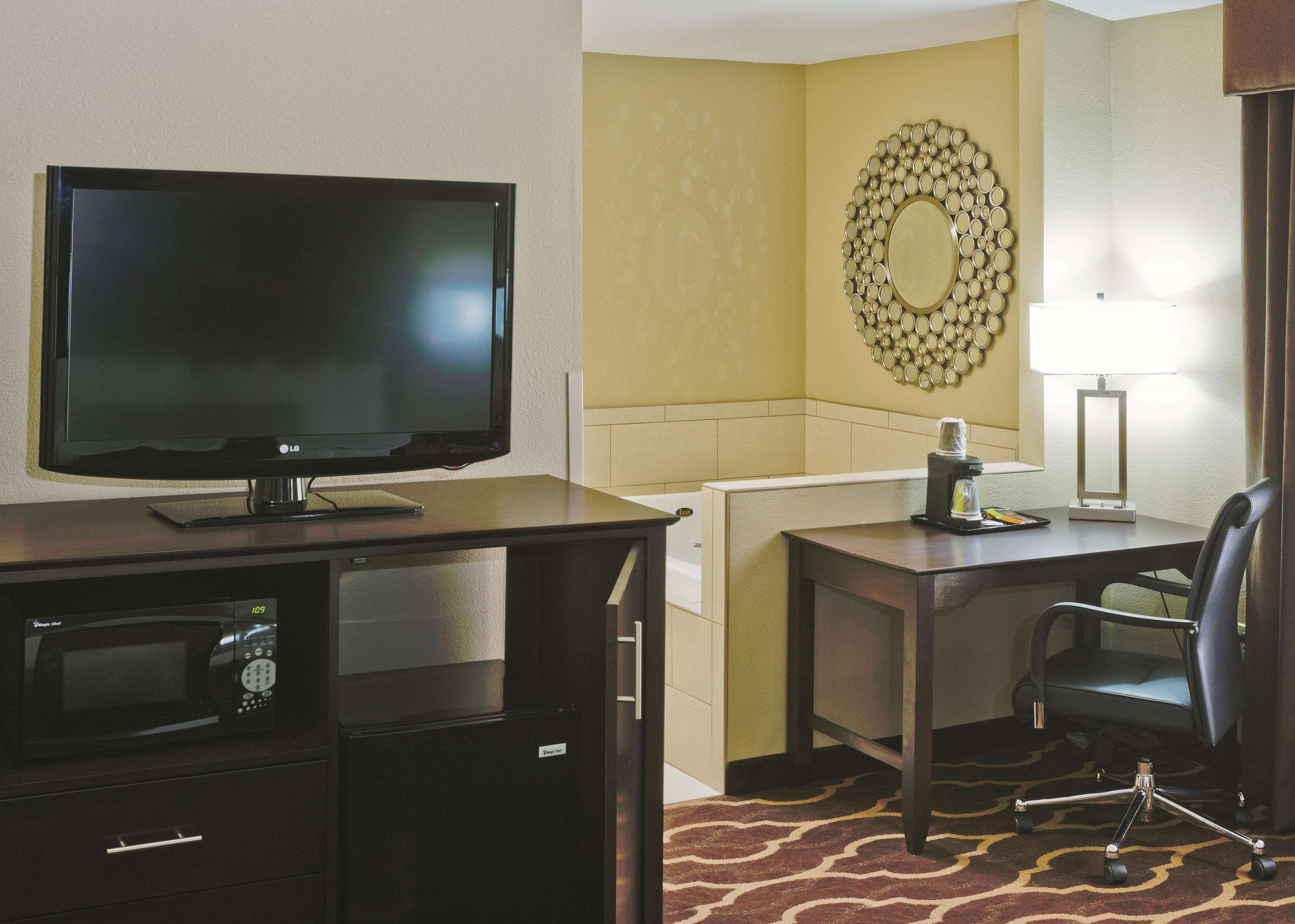 La Quinta Inn & Suites By Wyndham Lv Tropicana Stadium Лас-Вегас Экстерьер фото