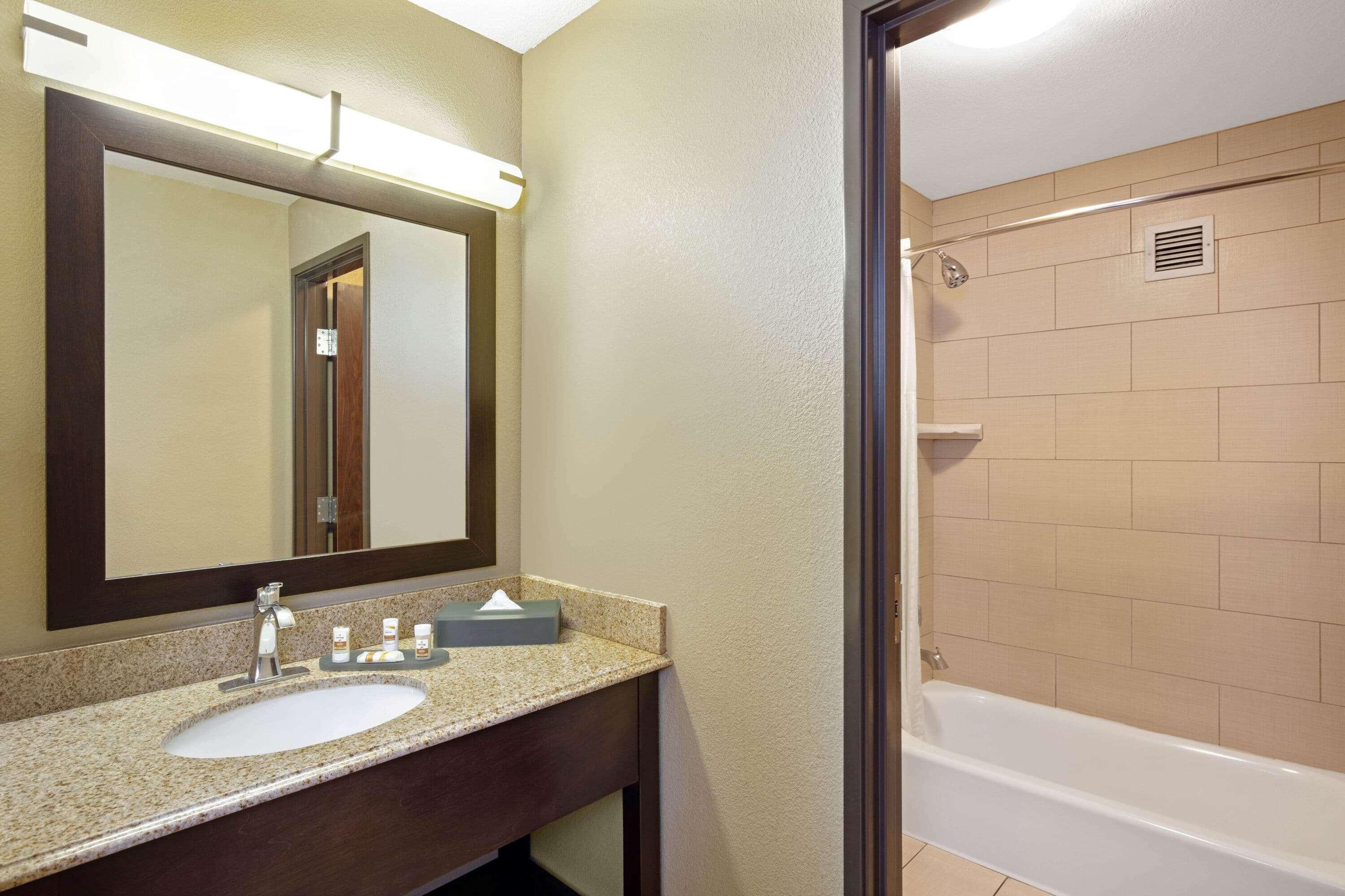 La Quinta Inn & Suites By Wyndham Lv Tropicana Stadium Лас-Вегас Экстерьер фото